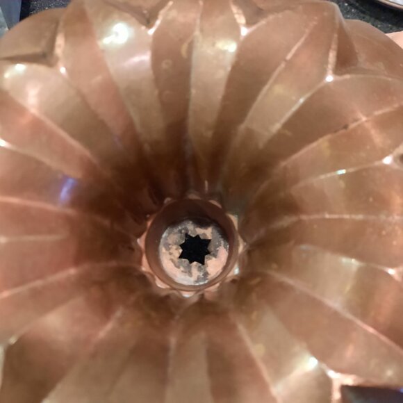 Vintage Large Copper Bundt Pan, 10.5" x 4" Deep - Picture 5 of 7